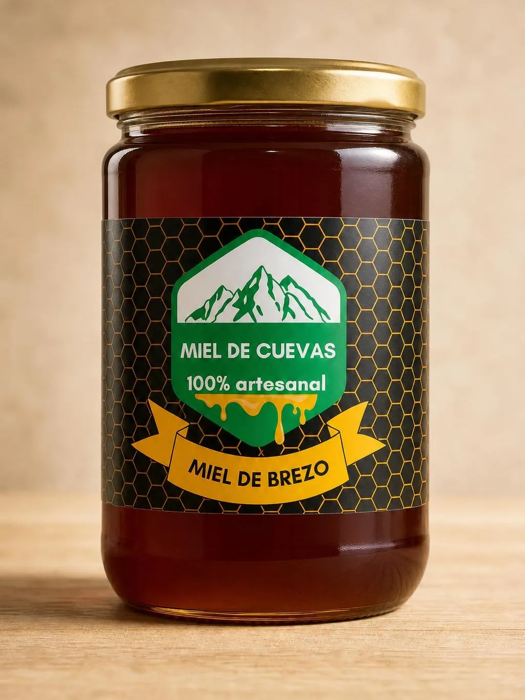Bote de un kilo de miel de brezo de Miel de Cuevas, con su etiqueta negra y el sello verde de la marca.