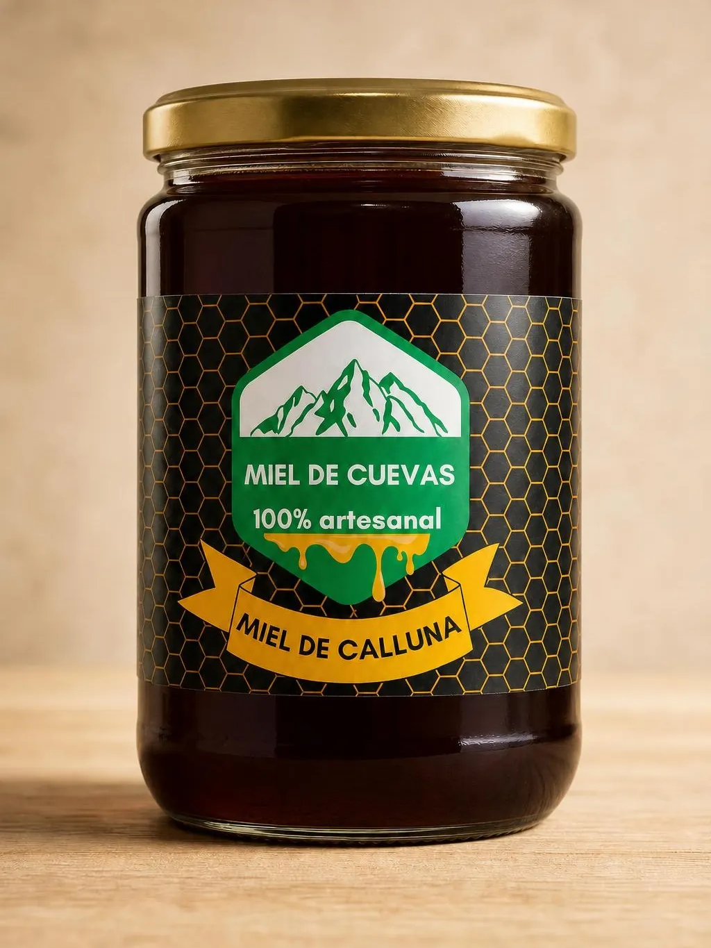 Bote de un kilo de miel de calluna de Miel de Cuevas, con su etiqueta negra y el sello verde de la marca.