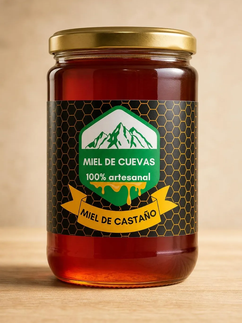 Bote de un kilo de miel de castaño de Miel de Cuevas, con su etiqueta negra y el sello verde de la marca.